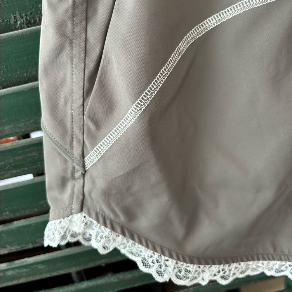Sandy Liang Gray Lace Trim Women Shorts - Picture 4 of 5